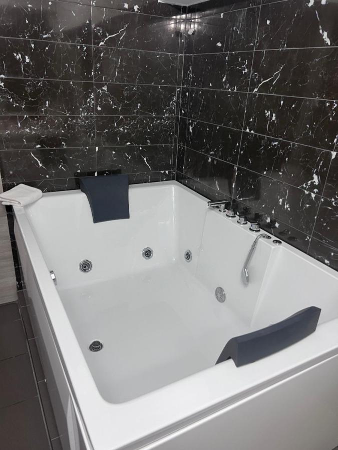 Jacuzzi Suites 2 塞萨洛尼基 外观 照片
